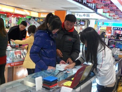 寒假數(shù)碼消費(fèi)熱潮 合肥“學(xué)生一族”追捧時(shí)尚電子產(chǎn)品，傳統(tǒng)文具市場煥新機(jī)